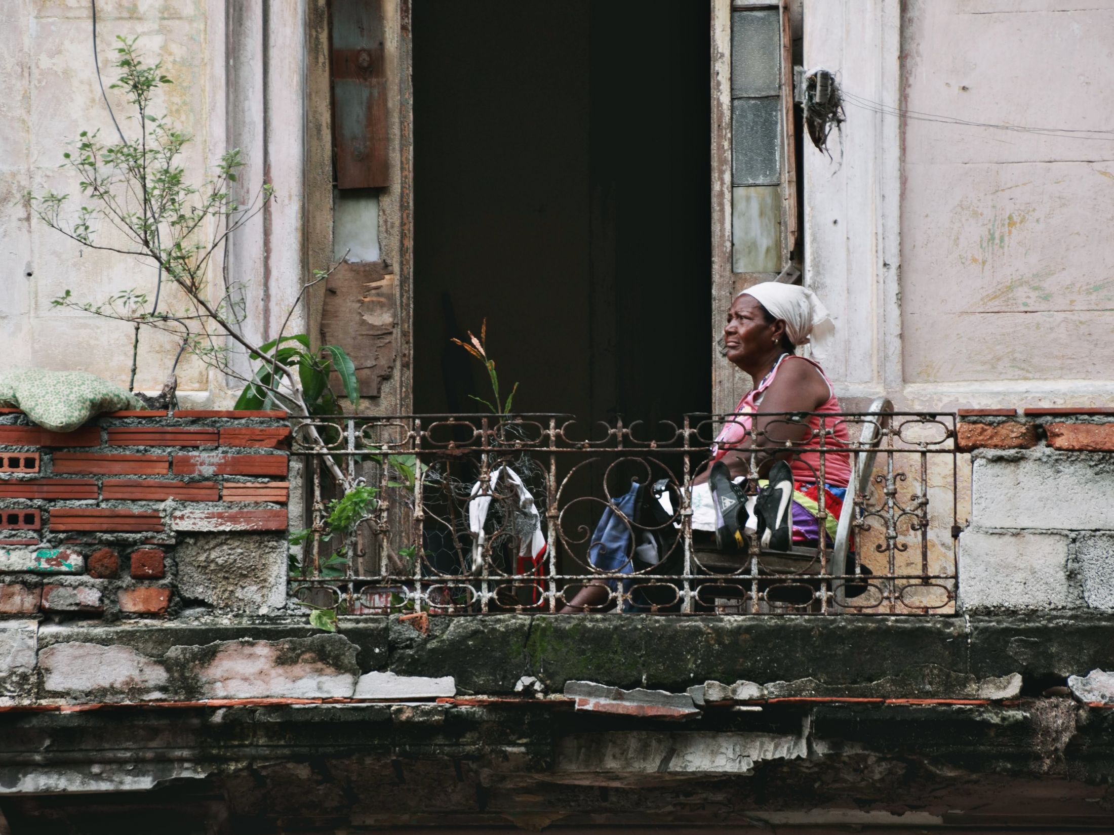 Una señora en su balcón, Cuba